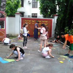 Concursul desenului pe asfalt în cadrul taberei vocaționale „Soarele copilăriei”