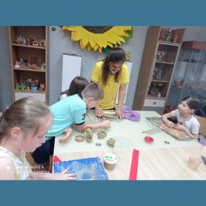 Activități de creație în cadrul taberei vocaționale „Soarele copilăriei”