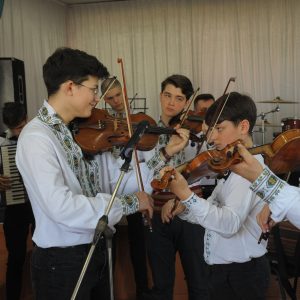 Orchestra de muzică populară „Spicușor moldovenesc” a adus cele mai gingașe urări, dedicate Zilei Internaționale a Femeii