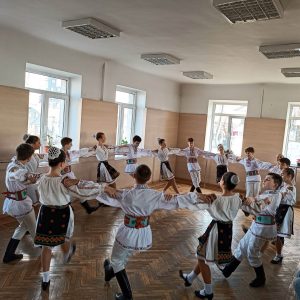 Secțiunea „Dans popular” a concursului de sector „Dansul unește generații și tradiții”