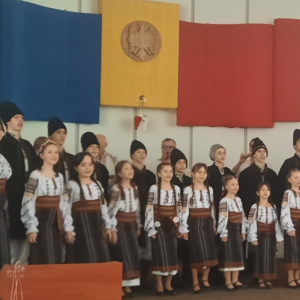 Ansamblul etnofolcloric „Mugurașii”, conducător artistic Valentin Golovatiuc, au felicitat doamnele din sectorul Centru, cu prilejul sărbătorii de 8 Martie