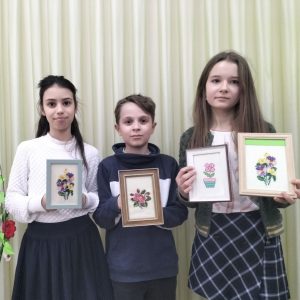 Cercul „Broderie” vine cu flori brodate cu iubire, gingășie pentru scumpele și frumoasele măicuțe