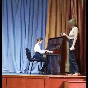 Ansamblul de dans popular „Miorița” și cercul de pian au adus bucurie în ochii bunicuțelor de la Azilul de Bătrâni