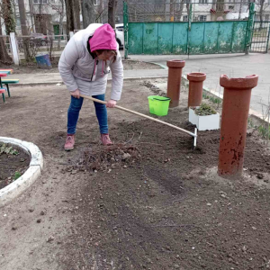 Săptămâna în curs, 18-22 martie, a continuat cu efectuarea lucrărilor de salubrizare a teritoriilor instituțiilor de învățământ din sectorul Centru