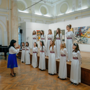 Diploma de Aur la Festivalul internațional ”A ruginit frunza din vii” a ajuns la copiii din sectorul Centru